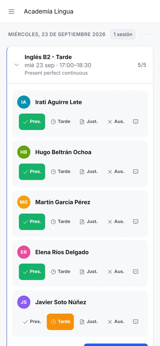 Asistencia en el móvil de la profesora: la clase de hoy desplegada, con cada estudiante y sus cuatro estados a mano.